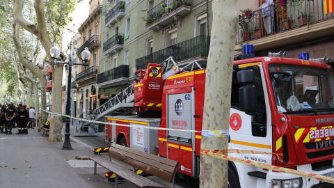 Un camió de bombers aparcat davant l'edifici on s'ha esfondrat l'escala