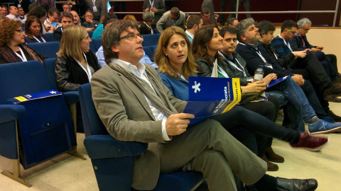 El president de la Generalitat, Carles Puigdemont, al costat de la coordinadora general del PDeCAT, Marta Pascal, en un acte del partit. EUROPA PRESS