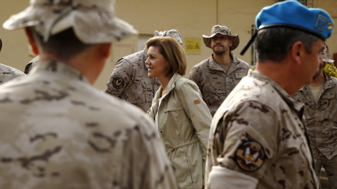 La ministra de Defensa, María Dolores de Cospedal, visitando a las tropas en misión en Dakar.  EFE/Sergio Barrenechea