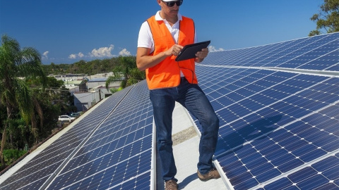 Operario de placas solares sobre paneles de autoconsumo de energía eléctrica. / Europa Press