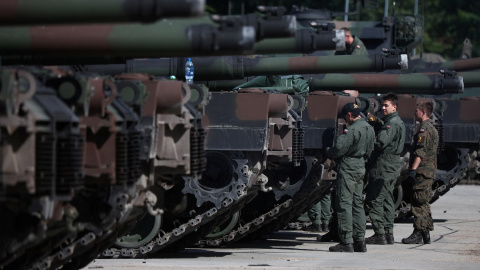 Soldados polacos durante los preparativos antes del Desfile del Día del Ejército Nacional en la base militar en Varsovia,, el 10 de agosto.