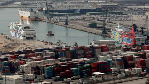 Vista de los barcos 'Rhapsody' (i) y 'Moby Dada' (d) en el Puerto de Barcelona, donde se alojan miembros de la Policía y de la Guardia Civil.. REUTERS/Albert Gea