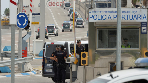 Policías en la entrada del Puerto de Barcelona. REUTERS/Vincent West