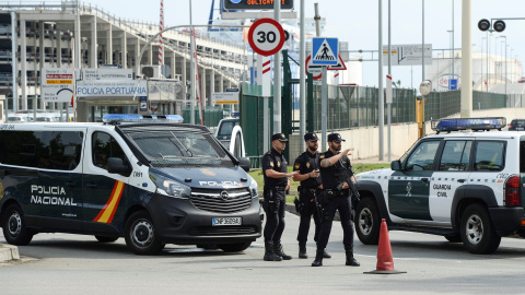 Vehículos de la Policía y de la Guardia Civil a la entrada del Puerto de Barcelona. REUTERS/Eloy Alonso