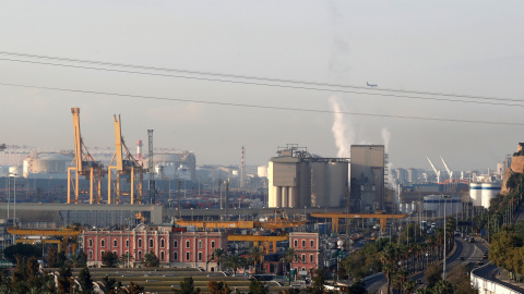 Vista general del puerto y del área industrial de Barcelona. REUTERS/Gonzalo Fuentes