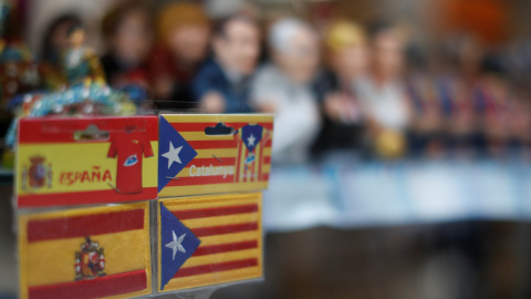 Pegatinas de la bandera española y de la estelada, a la venta en una tienda en Barcelona. REUTERS/Gonzalo Fuentes