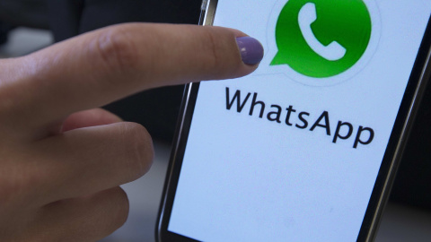 El logo de WhatsApp en un 'smartphone'. EFE