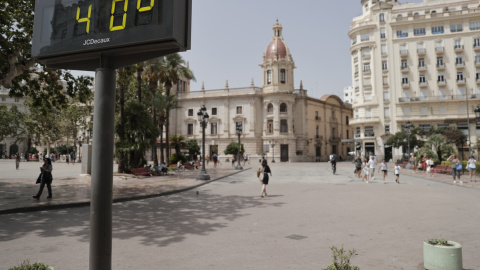 La actual ola de calor está previsto que llegue a su punto más alto en las tres provincias de la Comunitat Valenciana, donde decenas de municipios tienen aviso rojo por valores pueden superar los 40 grados centígrados.