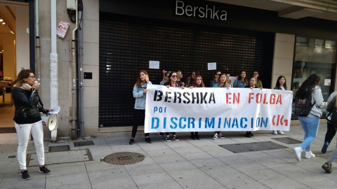 El personal de Bershka en la provincia de Pontevedra durante el segundo día de huelga indefinida. / @galizaCIG