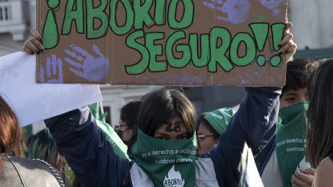 Una mujer sostiene una pancarta que reivindica el derecho al aborto, en una imagen de archivo tomada en Lima (Perú) a 28 de septiembre de 2022