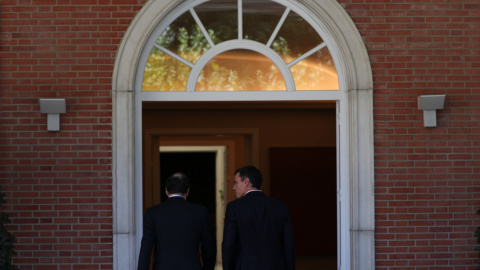 El presidente del Gobierno, Mariano Rajoy, con el secretario general del PSOE, Pedro Sanchez, en una reunión en el Palacio de la Madrid, al día siguiente del referéndum del 1-O en Catalunya. REUTERS/Rafael Marchante