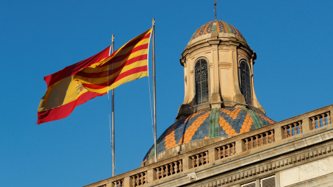 La bandera catalana y la senyera en el Palau de la Generalitat. REUTERS/Yves Herman