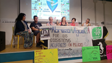 Varios colectivos y asociaciones convocantes de la manifestación 'Abrazo al agua', a 11 de agosto de 2023.