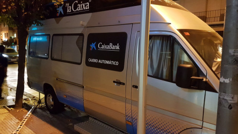 Caixer mòbil estacionat davant d'una oficina de Caixabank a Fraga (Osca) / A.M.