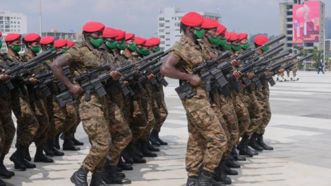 Soldats etíops participen en una desfilada militar a Addis Abeba, en una imatge d'arxiu