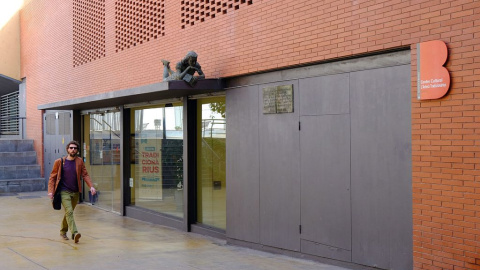 Centre Artesà Tradicionàrius amb l'escultura d'Anna Frank