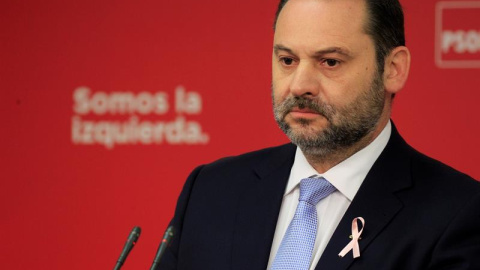 El secretario de Organización del PSOE, José Luis Ábalos, durante la rueda de prensa que ha ofrecido hoy en la sede de Ferraz. / EFE