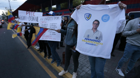 Simpatizantes del candidato a la presidencia Fernando Villavicencio salen a las calles