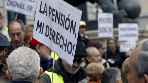 Un manifestante de las marchas para reclamar pensiones dignas. EFE