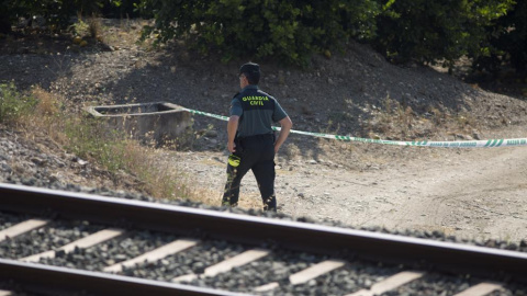 Un guardia civil inspecciona la zona donde apeteció el cuerpo de la Lucía Vivar. /EFE