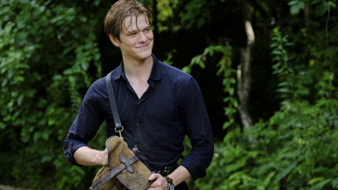 Lucas Till interpretando a MacGyver