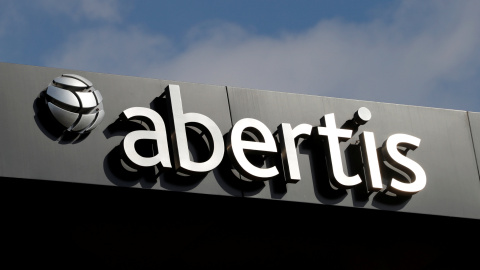 El logo de Abertis en su sede en barcelona. REUTERS/Eric Gaillard