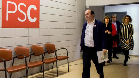 El primer secretari del PSC, Miquel Iceta, a la seu del partit aquest dilluns, juntament amb l'alcaldessa de l'Hospitalet, Núria Marín, i la diputada i cap de llista del PSC al Congrés en les darreres eleccions generals, Meritxell Batet