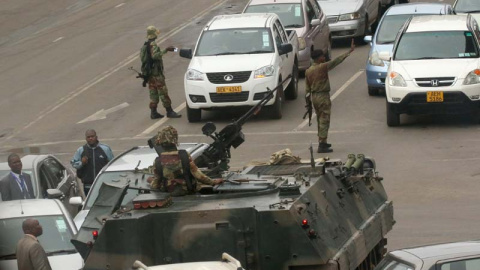 Un tanque del Ejército corta el tráfico en una avenida de Harare. | REUTERS