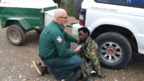 El joven subsahariano es socorrido por unos cazadores en Ceuta.- EL FARO DE CEUTA