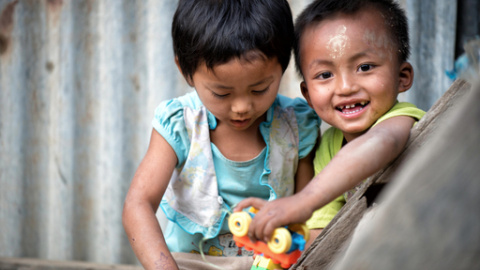 En el pueblo Lauk Lung de Myanmar, a 15 oil´metros de Hakha los niños reciben la vacuna contra la polio de las matronas. / Naciones Unidas