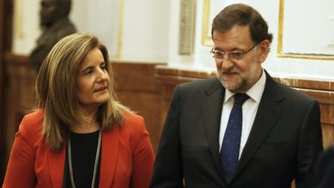 El presidente del Gobierno, Mariano Rajoy, en los pasillos del Congreso con la ministra de Empleo, Fátima Bañez. EFE