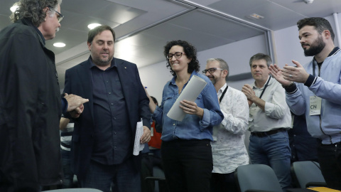 El vicepresidente del Govern, Oriol Junqueras, es saludado por Joan Tarda (i), Marta Rovira y Gabriel Rufián (d), momentos antes de iniciar su intervención tras la reunión del Consell Nacional de la formación republicana. EFE/Andreu Dalmau