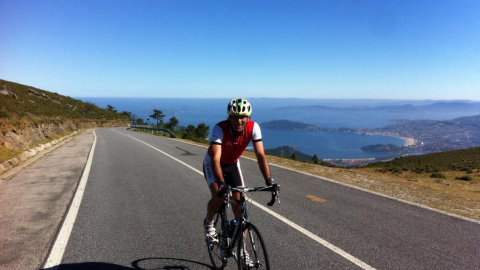 Javier Maté, ex portero del Celta, en su bicicleta.