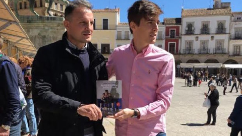 Castillejo y Sanz posan con la biografía del ex-boxeador