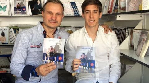 Javier Castillejo, boxeador (i) y Jorge Sanz, periodista y biógrafo (d) en la feria del libro