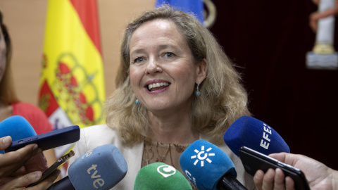 La vicepresidenta primera y ministra de Asuntos Económicos y Transformación Digital, Nadia Calviño, ha atendido este sábado a los medios de comunicación en la subdelegación del Gobierno en Cádiz, donde ha presentado su candidatura a presidir el Ban