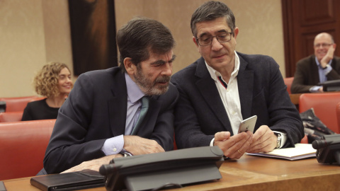 El diputado del PSOE José Enrique Serrano, y Patxi López,d., durante la constitución de la Comisión para la Evaluación y la Modernización del Estado Autonómico, en el Congreso de los Diputados.EFE/Zipi