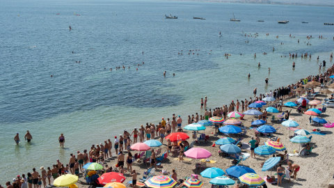 Decenas de personas durante el abrazo al Mar Menor, a 12 de agosto de 2023, en Murcia, Región de Murcia (España).