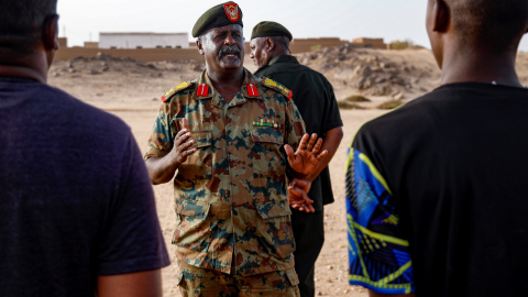 Un oficial sudanés habla con civiles reclutados por el ejército mientras participan en un entrenamiento militar en el área de Kassinger, en el estado del norte de Sudán, el 9 de agosto de 2023.