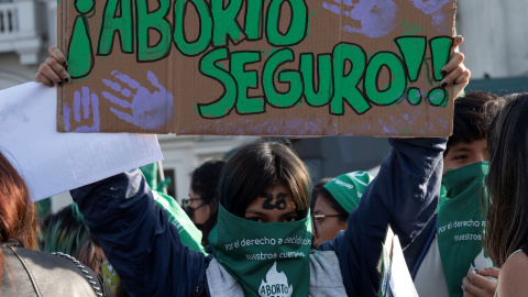 Varias manifestantes se reúnen en una plaza central de Lima para conmemorar el Día Internacional para la Despenalización del Aborto el 28 de septiembre de 2022.