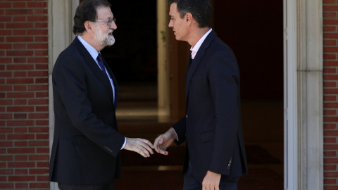 Mariano Rajoy y Pedro Sanchez antes de reunirse el pasado 2 de octubre en el Palacio de La Moncloa. REUTERS/Rafael Marchante