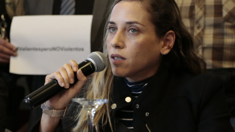 La ambientalista y política Andrea González Nader en una rueda de prensa junto a otros partidarios del asesinado candidato presidencial Fernando Villavicencio, en Quito (Ecuador), a 10/08/2023.