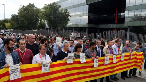 Trabajadores del Centro de Telecomunicaciones y Tecnologías de la Información (CTTI) de la Generalitat protestan ante su centro de trabajo por la presencia y registros que efectúa la Guardia Civil. - EFE