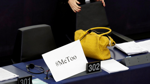 Un cartel en una mesa del Parlamento Europeo con el hastag #metoo que denuncia el abuso sexual. /REUTERS