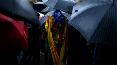 Una persona con una bandera estelada en la manifestación de este jueves en Barcelona para reclamar la liberación de los líderes de ANC y Òmnium. - REUTERS