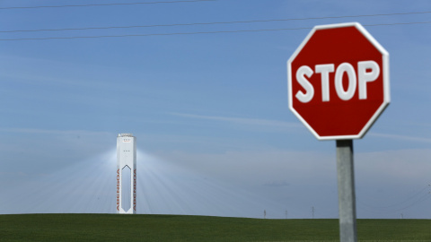 Torre de la planta solar de Abengoa en la localidad sevillana de Sanlúcar la Mayor. REUTERS