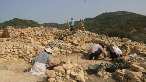 Una trentena de persones, divides en dos torns, treballen en la 25a campanya d'excavació al jaciment de Sant Jaume d'Alcanar