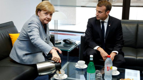 La canciller alemana, Angela Merkel (i), y el presidente francés, Emmanuel Macron (d), en un encuentro bilateral antes de la cumbre del Consejo Europeo en Bruselas (Bélgica) el 19 de octubre de 2017. EFE