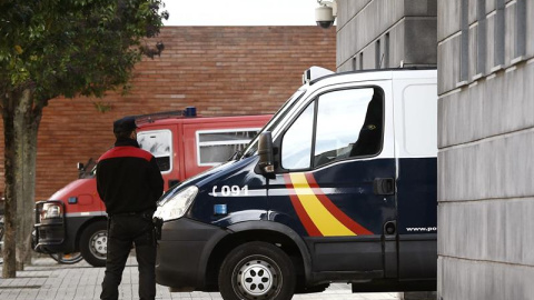 El furgón donde se encuentraban los cinco sevillanos acusados abandonando las dependencias judiciales. /EFE