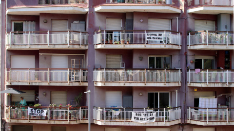 Diversos edificis del Turó de la Rovira amb cartells en contra del turisme massiu